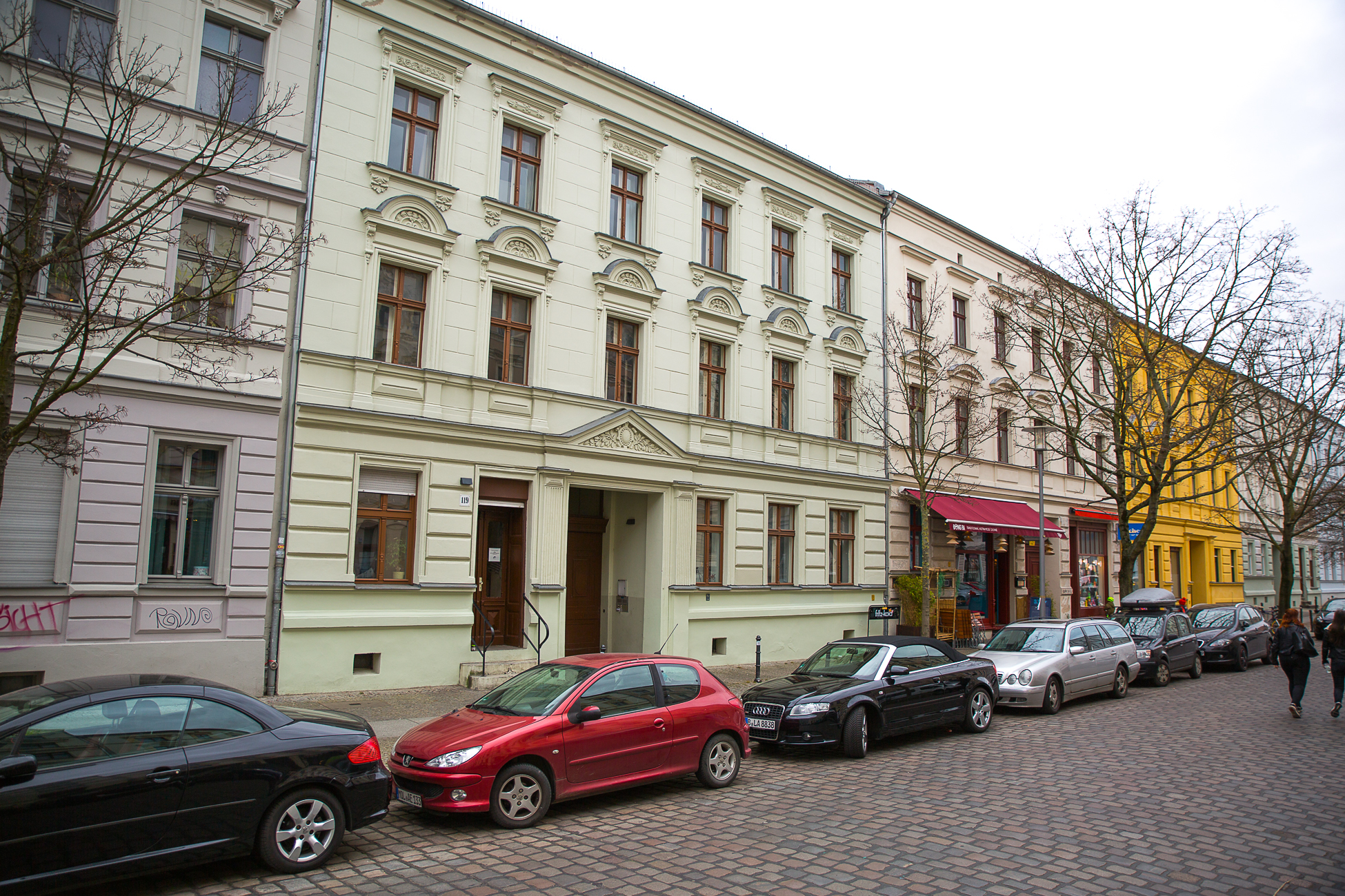 Zu sehen ist die Fassade der Villa Störtebeker. Vor dem Haus sieht man parkende Autos und eine Straße.