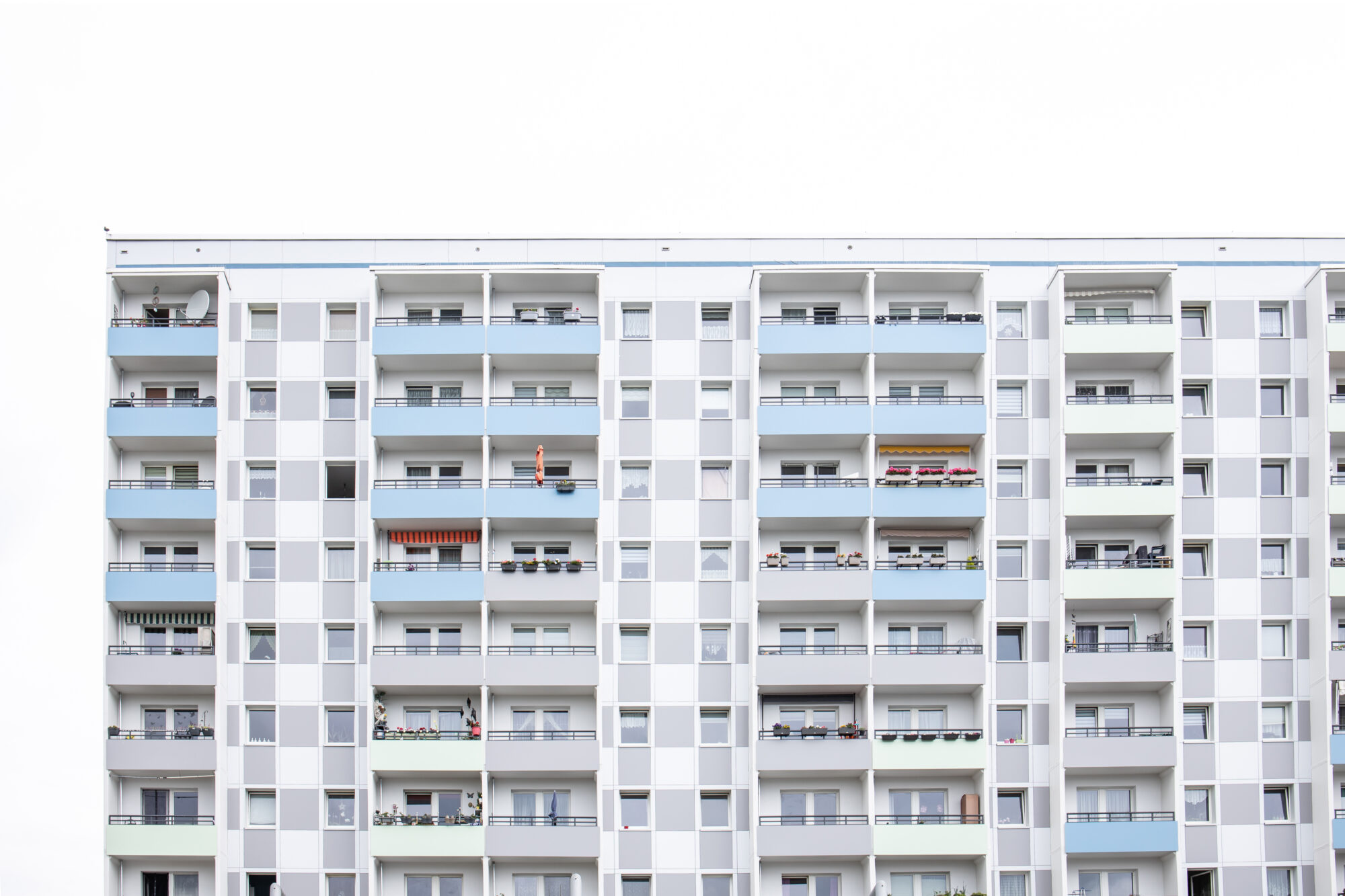 Abgebildet ist eine Plattenbau- Hausfassade.