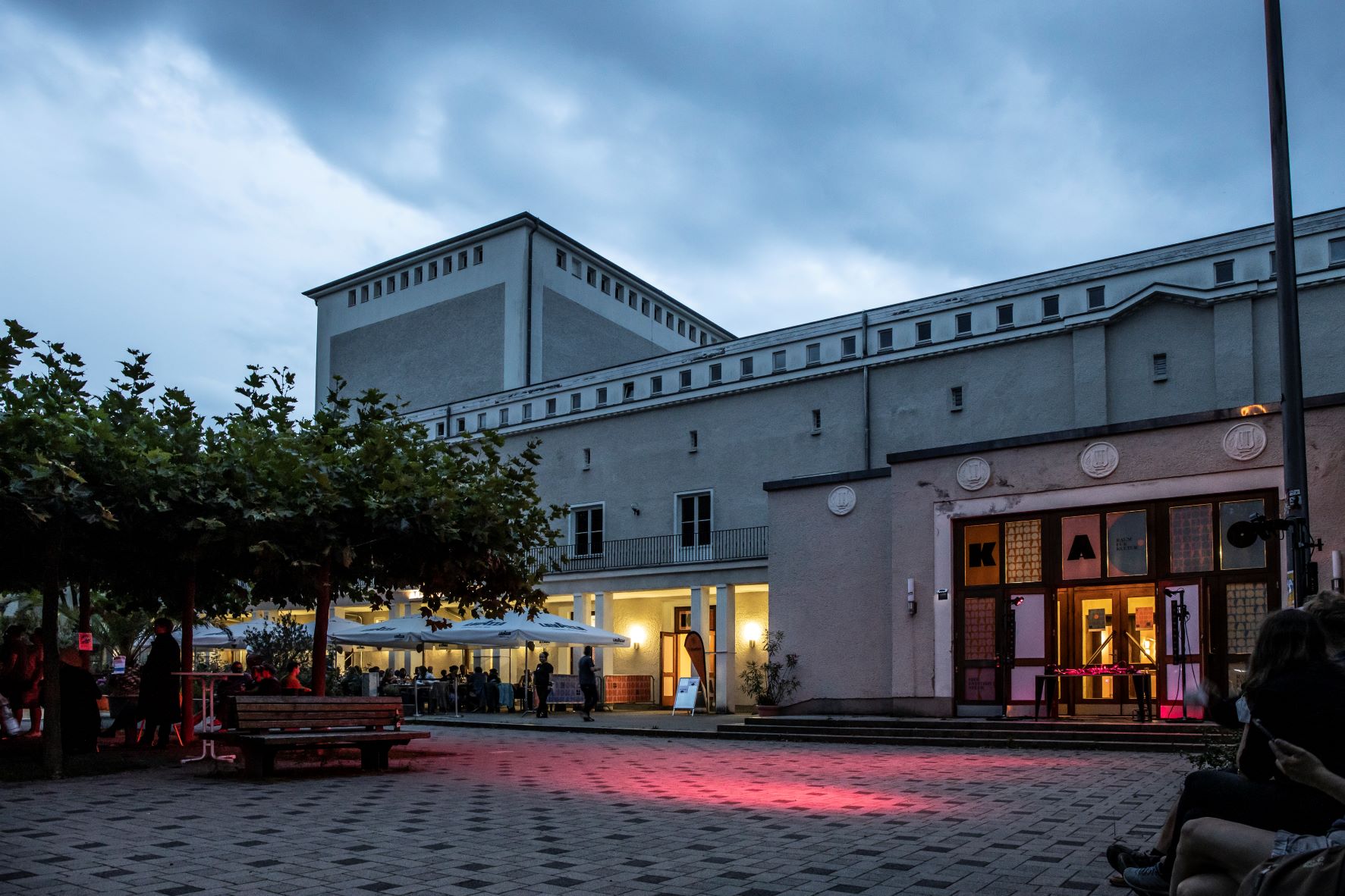 Zu sehen ist das ehemalige Theater Karlshorst am Abend, fotografiert vom Johannes-Fest-Platz.