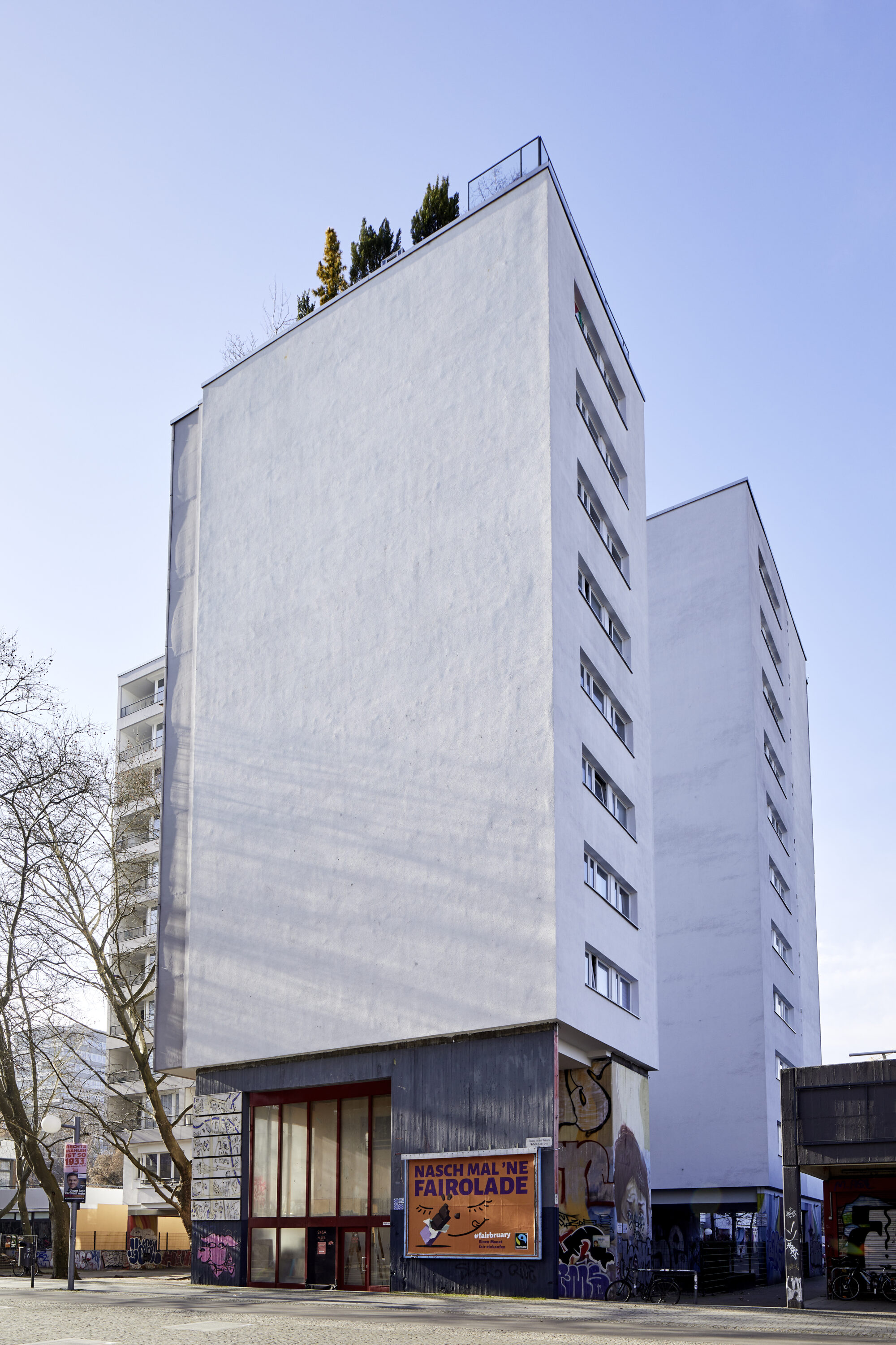 Dargestellt ist die weiße Fassade für die Gestaltung 2025 im Rahmen von der Lichtenberg Open Art.