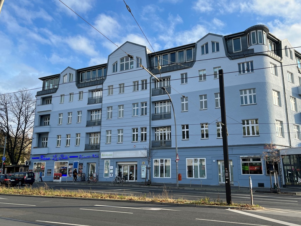 Abgebildet ist die die Fassade der Treskowalle 109-111.