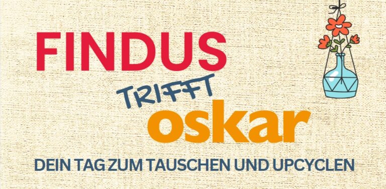 Auf dem Bild steht in bunten Buchstaben: Findus trifft Oskar Darunter steht: Dein Tag zum Tauschen und Upcyceln Rechts im Bild sieht man eine blaue Vase mit roten Blumen, die an einem Seil hängt. Der Hintergrund sieht aus wie heller Stoff oder Leinen. Das Bild lädt zu einem Aktionstag ein, bei dem Menschen Dinge tauschen oder aus alten Sachen etwas Neues machen können.