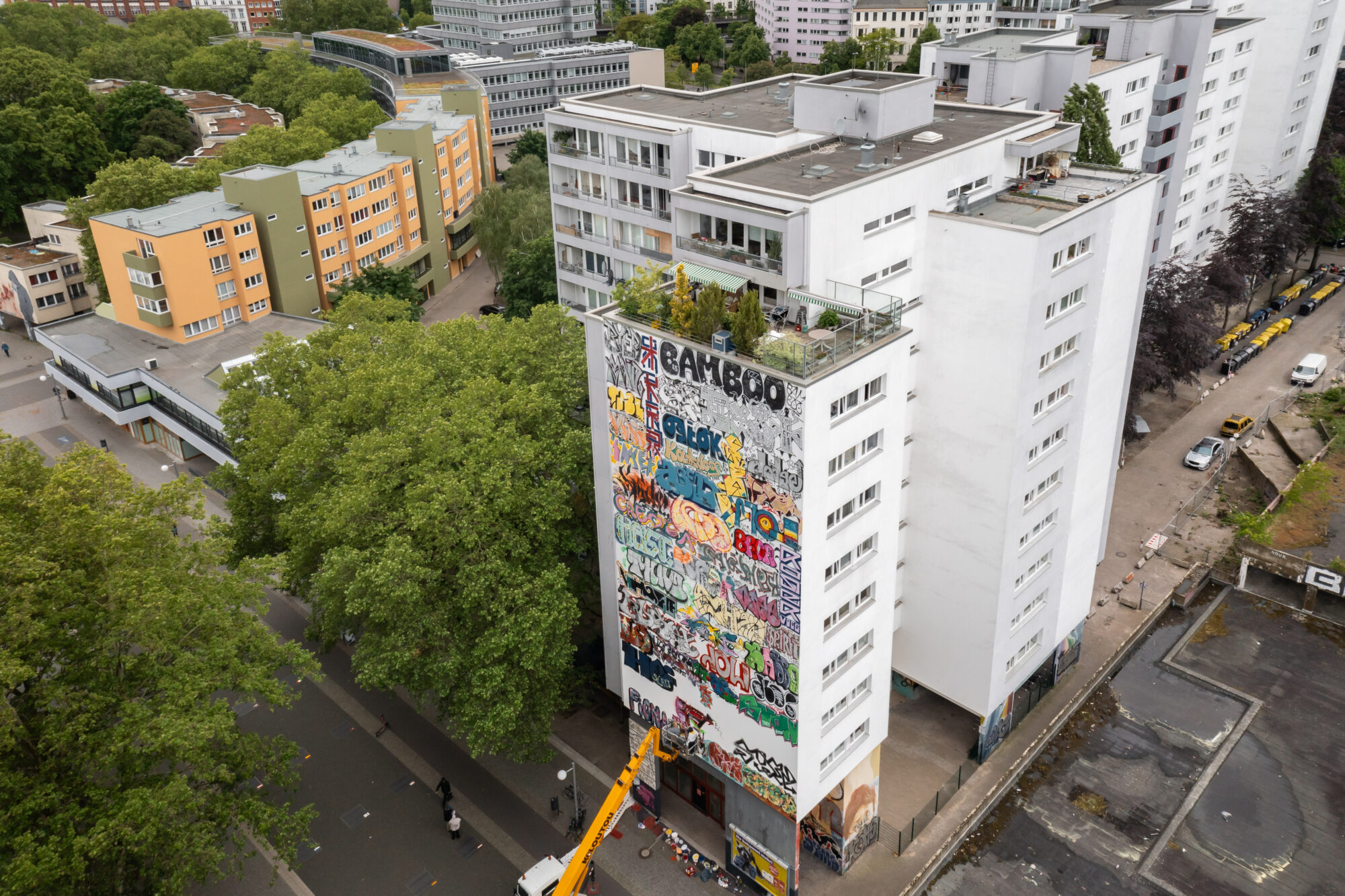 Luftaufnahme des Graffiti-Kunstwerks auf der Fassade des Hauses Friedrichstraße 245A