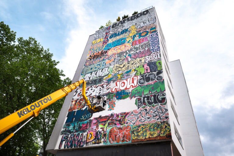 Fassade eines Hochhauses in Berlin, auf die Graffiti angebracht wird.