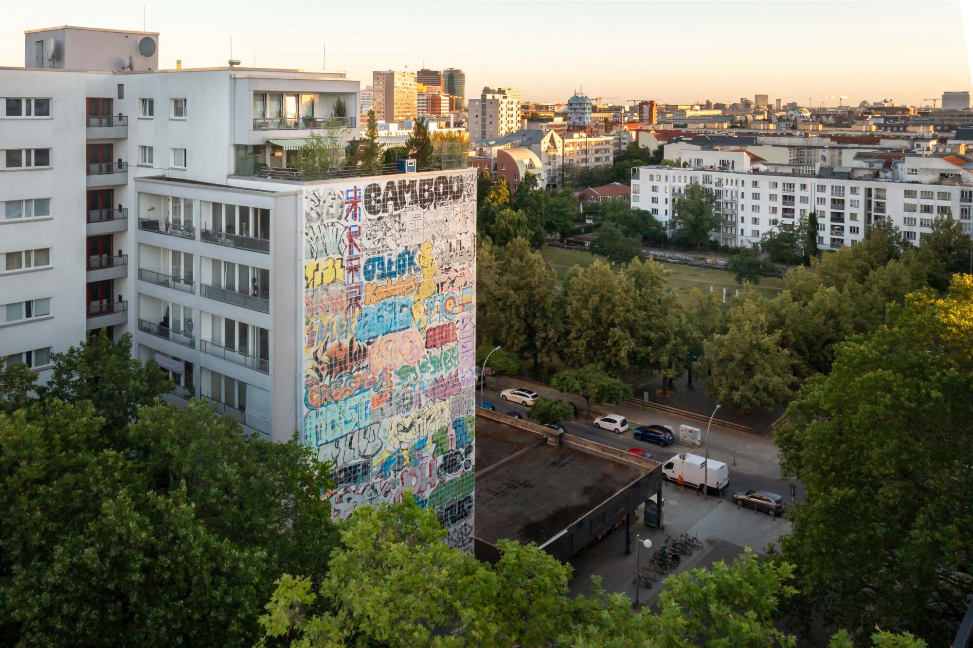 Fotografie des Gebäudes und der Kunstfassade am Mehringplatz